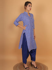 Women Blue Floral Printed Cotton Kurta with One Side Pocket